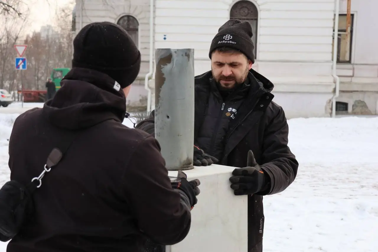 u sumakh vstanovlyuyutʹ vystavku aleya nezlamnykh mіst У Сумах встановлюють виставку Алея незламних міст