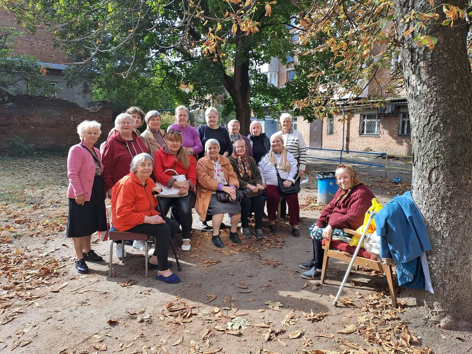 Новинна зустріч Українського товариства глухих у Сумах для літніх людей у дворику