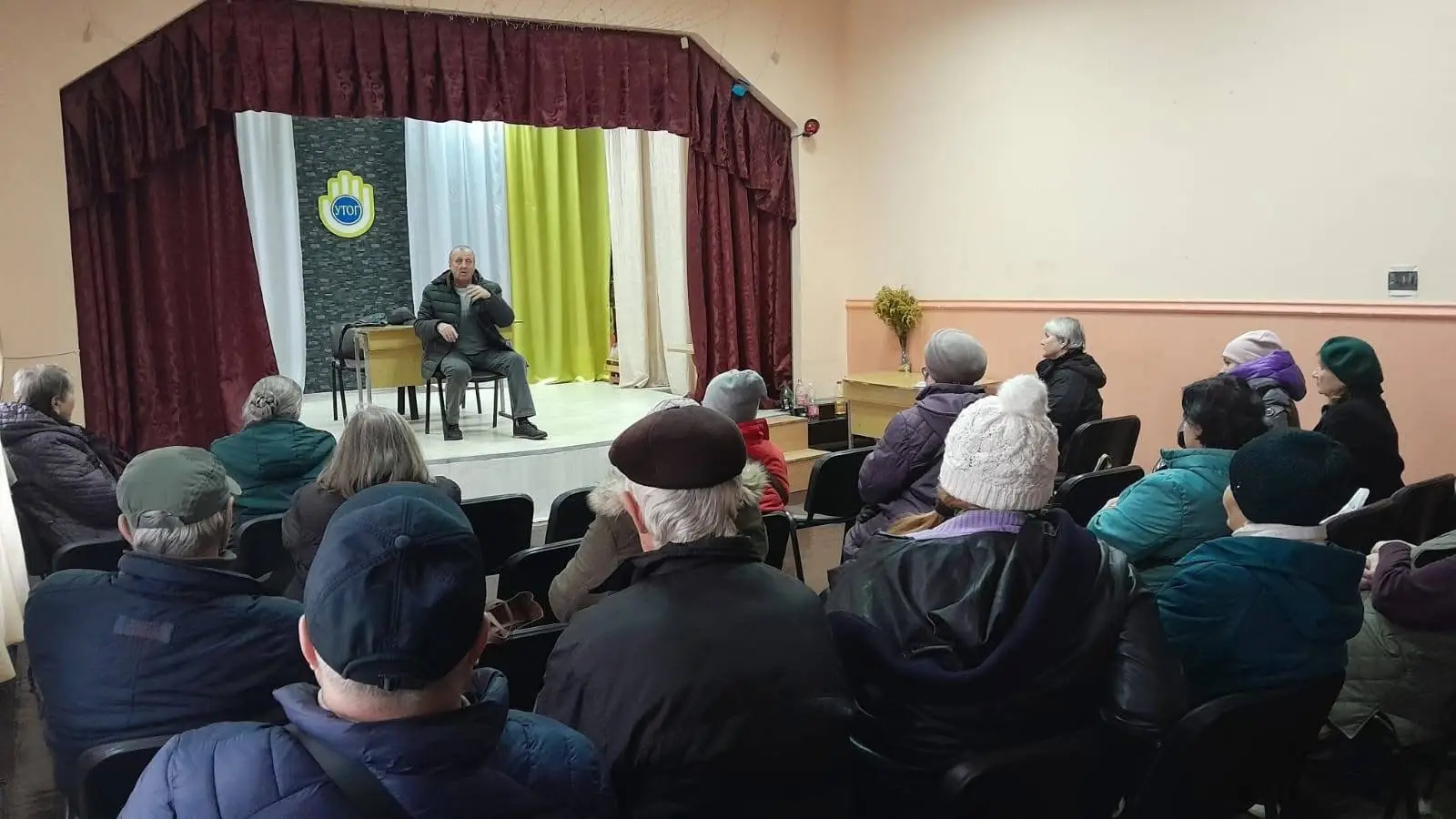 Юрій Примаченко розповідає новини жестовою мовою для учасників Українського товариства глухих у Сумах