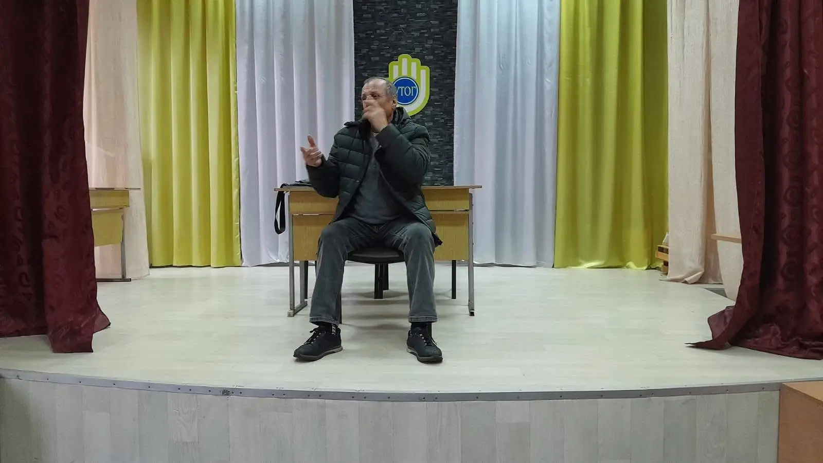 Юрій Примаченко інформує учасників Українського товариства глухих у Сумах