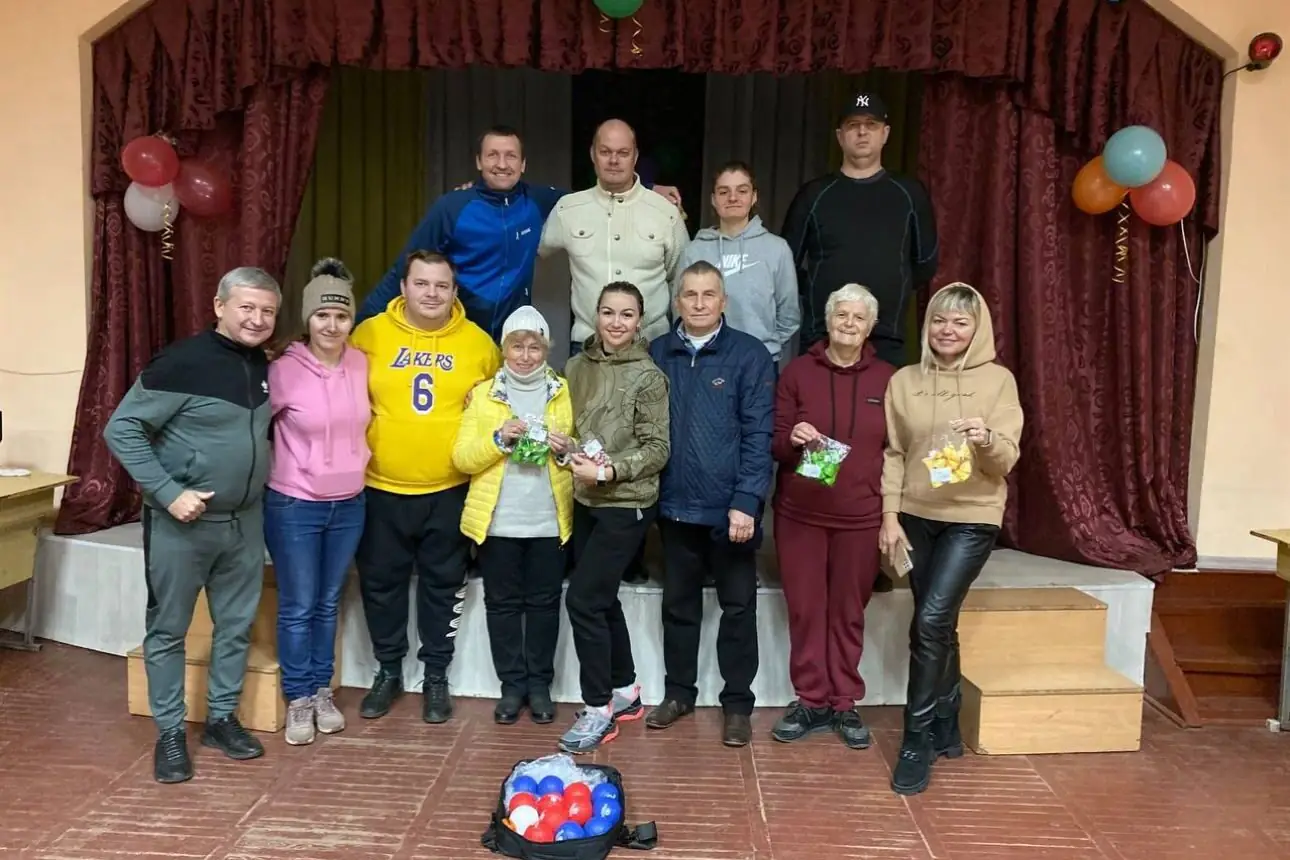 Учасники Українського товариства глухих грають у вид спорту бочча в актовій залі