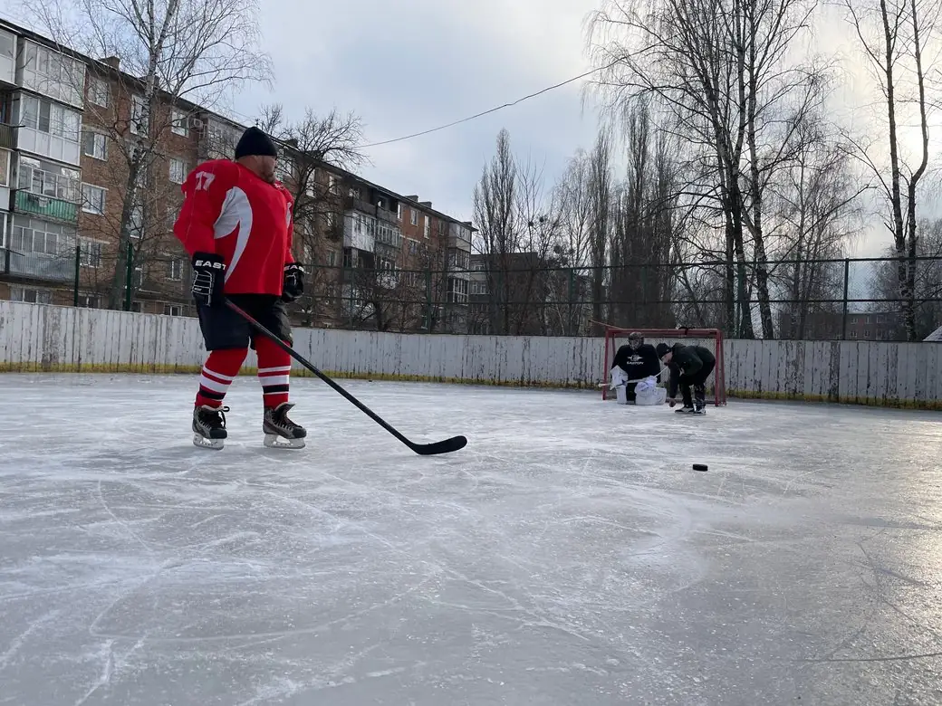 Ветеран залив ковзанку в Охтирці 