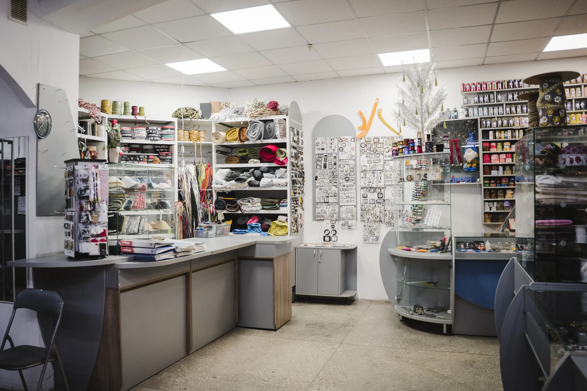 Стенди, шафи й товар, що є в крамниці.