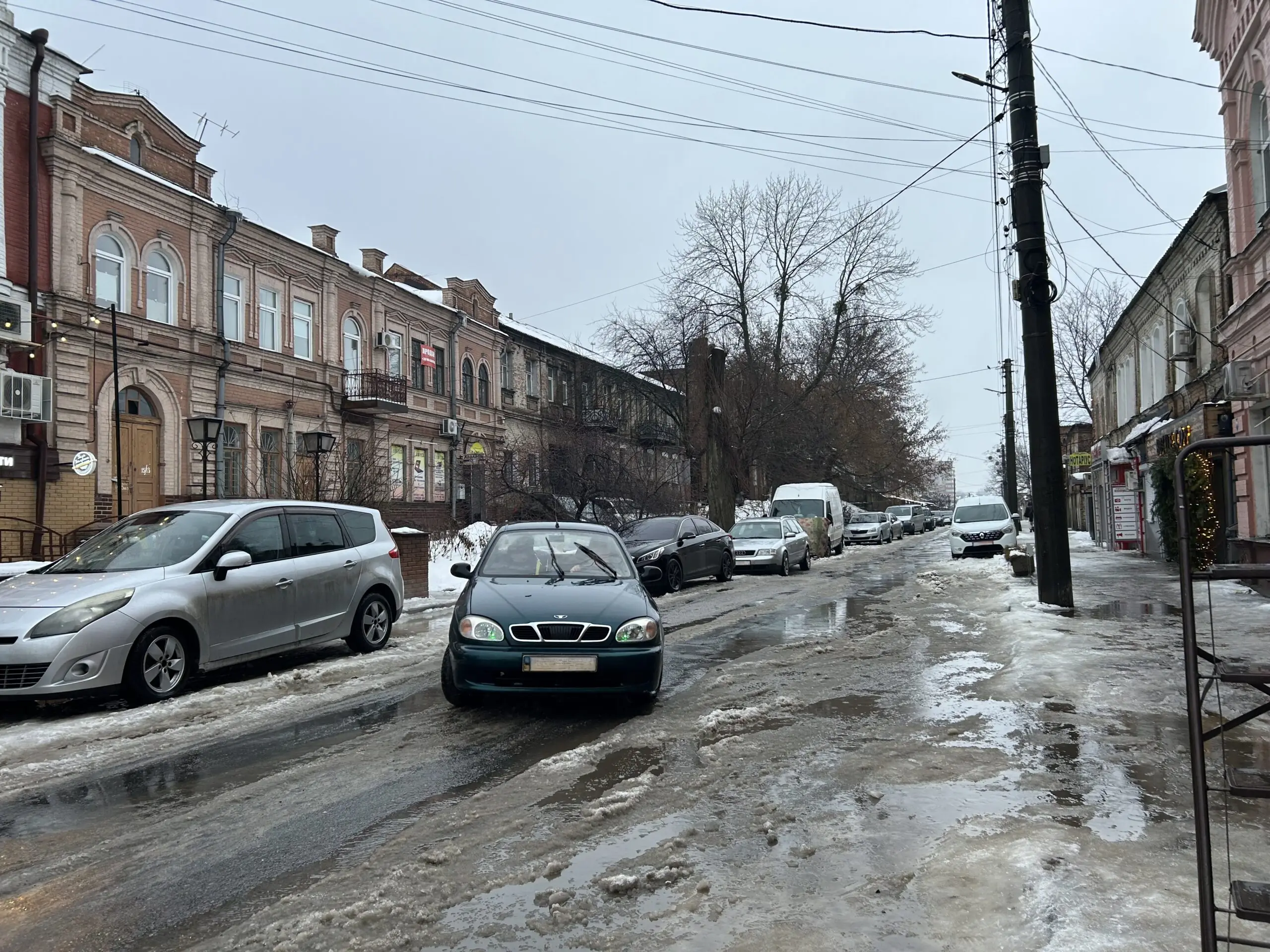 засніжена дорога в Сумах