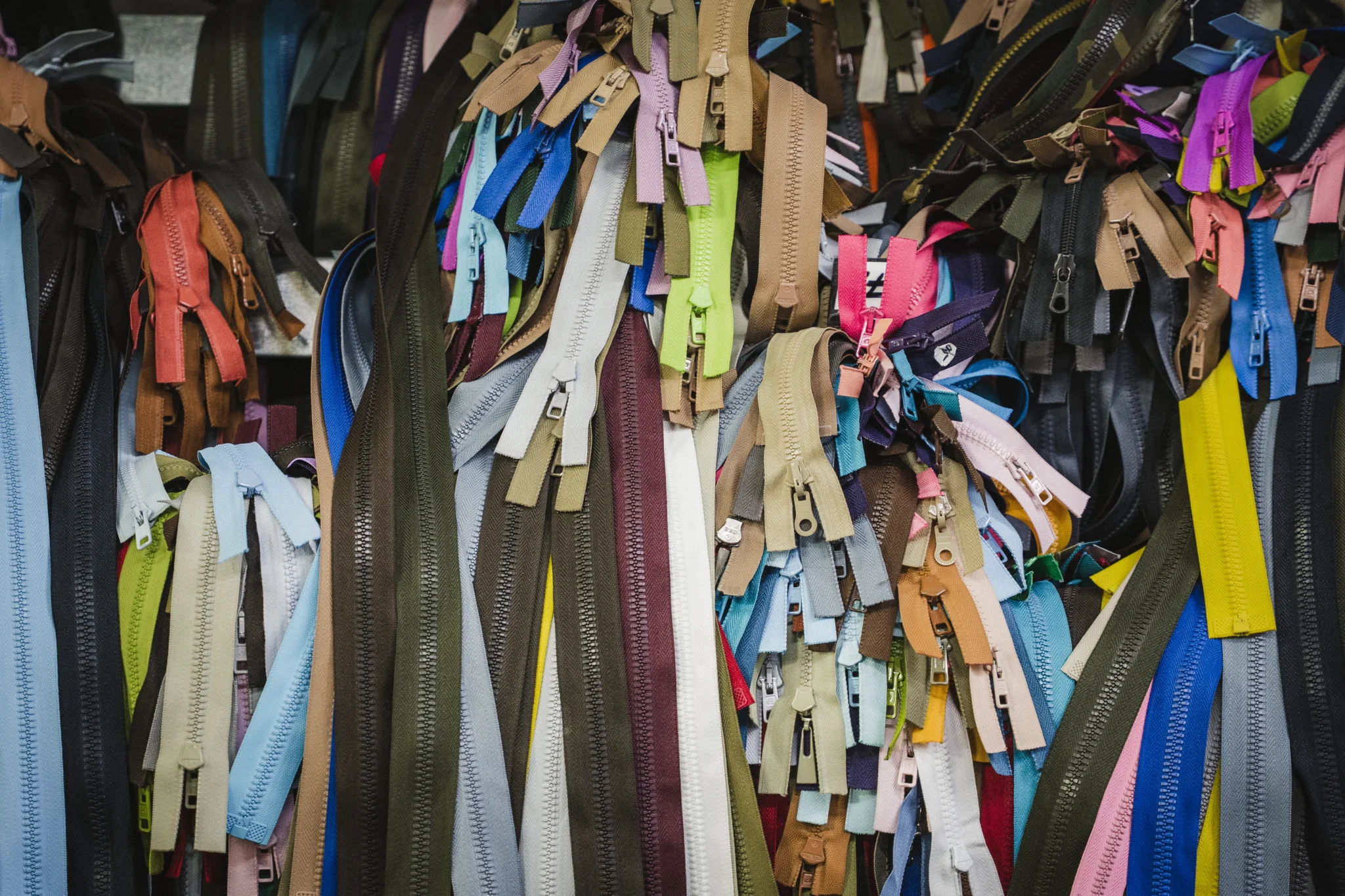 В крамниці є чимало блискавок. Вони різного кольору. Деякі - для військового одягу кольору хакі.