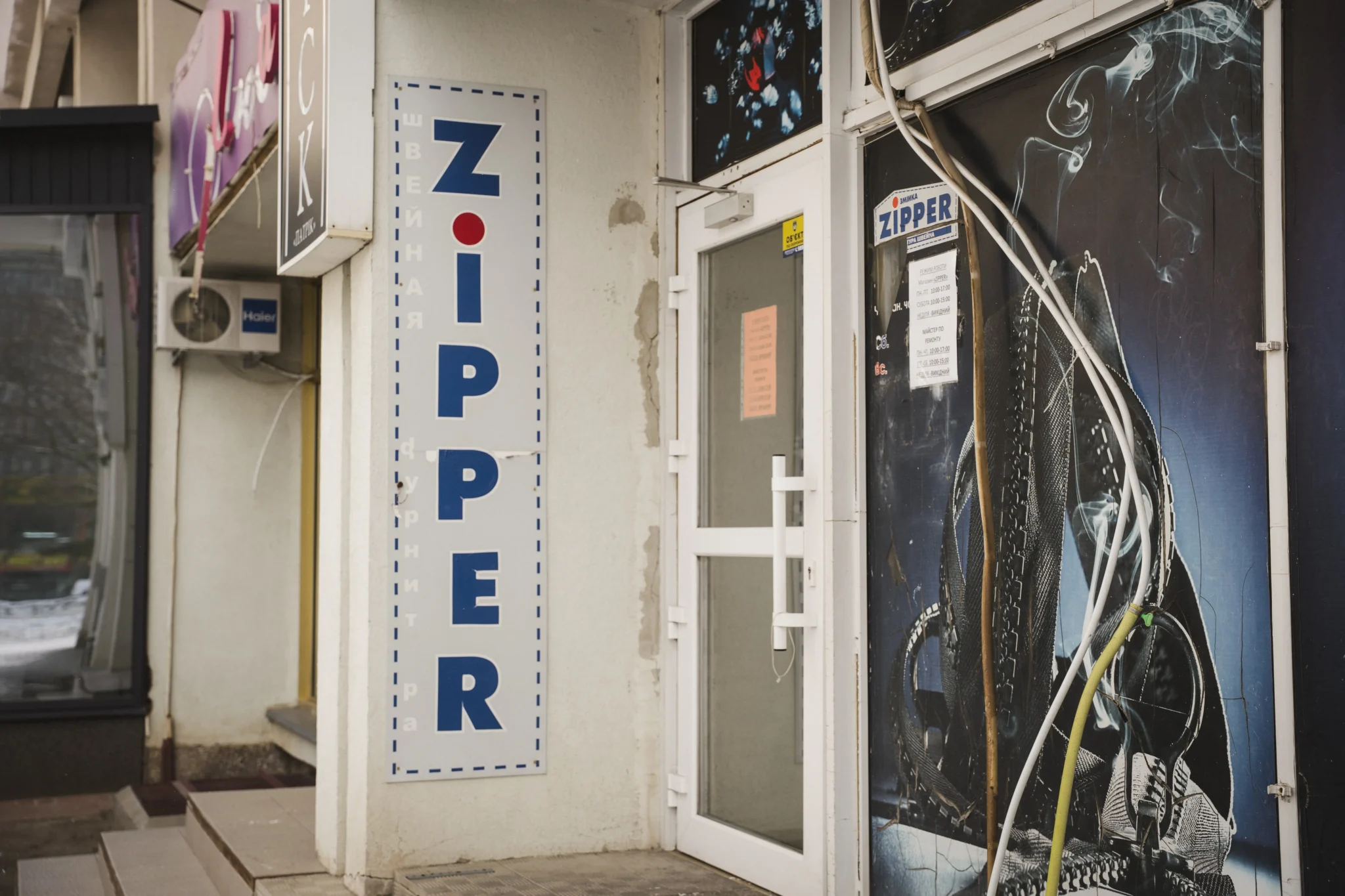 Який вигляд має крамничка збоку.