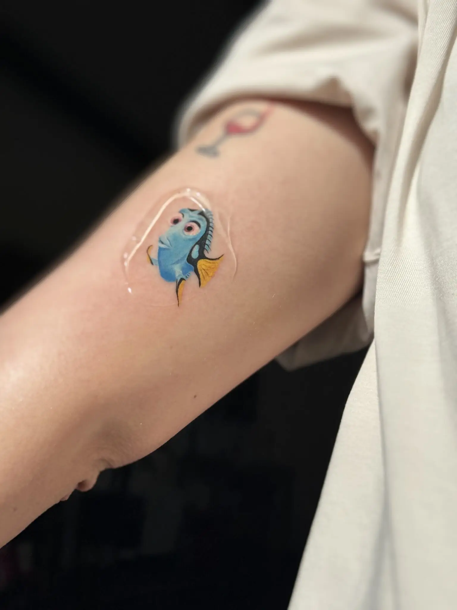 Катерина Кунець малює кольорові тату в стилі мультфільму