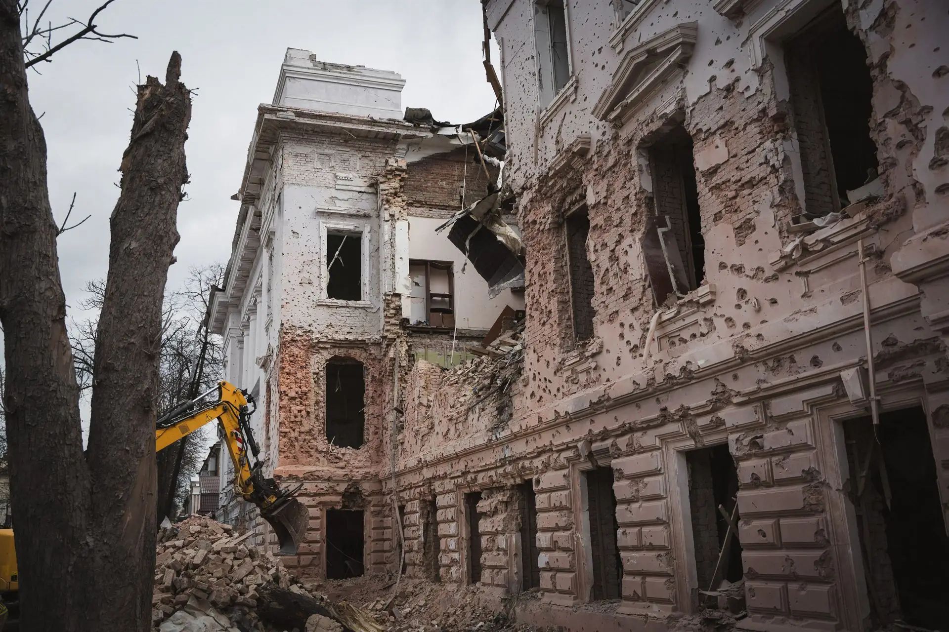 Зруйнований корпус СумДУ 13 квітня