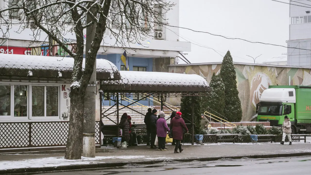 Сум'яни на зупинці