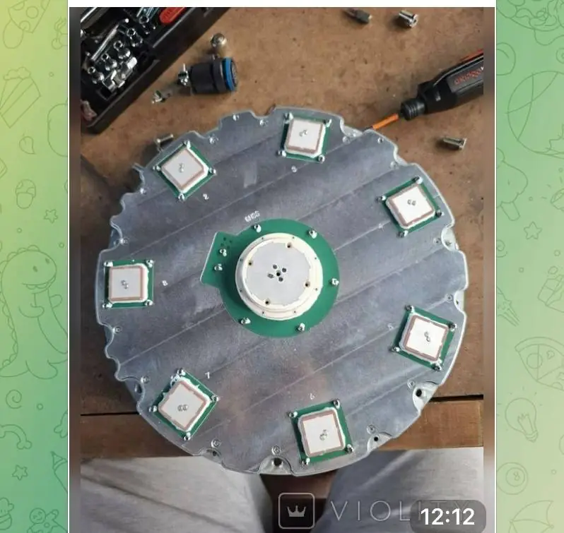 antena na gerberi Антена з безпілотника лежить на столі поряд з іншими деталями.