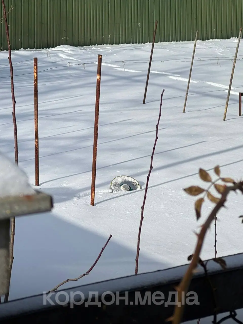 antena vpala Антена з безпілотника впала на двір, вкритий снігом.6