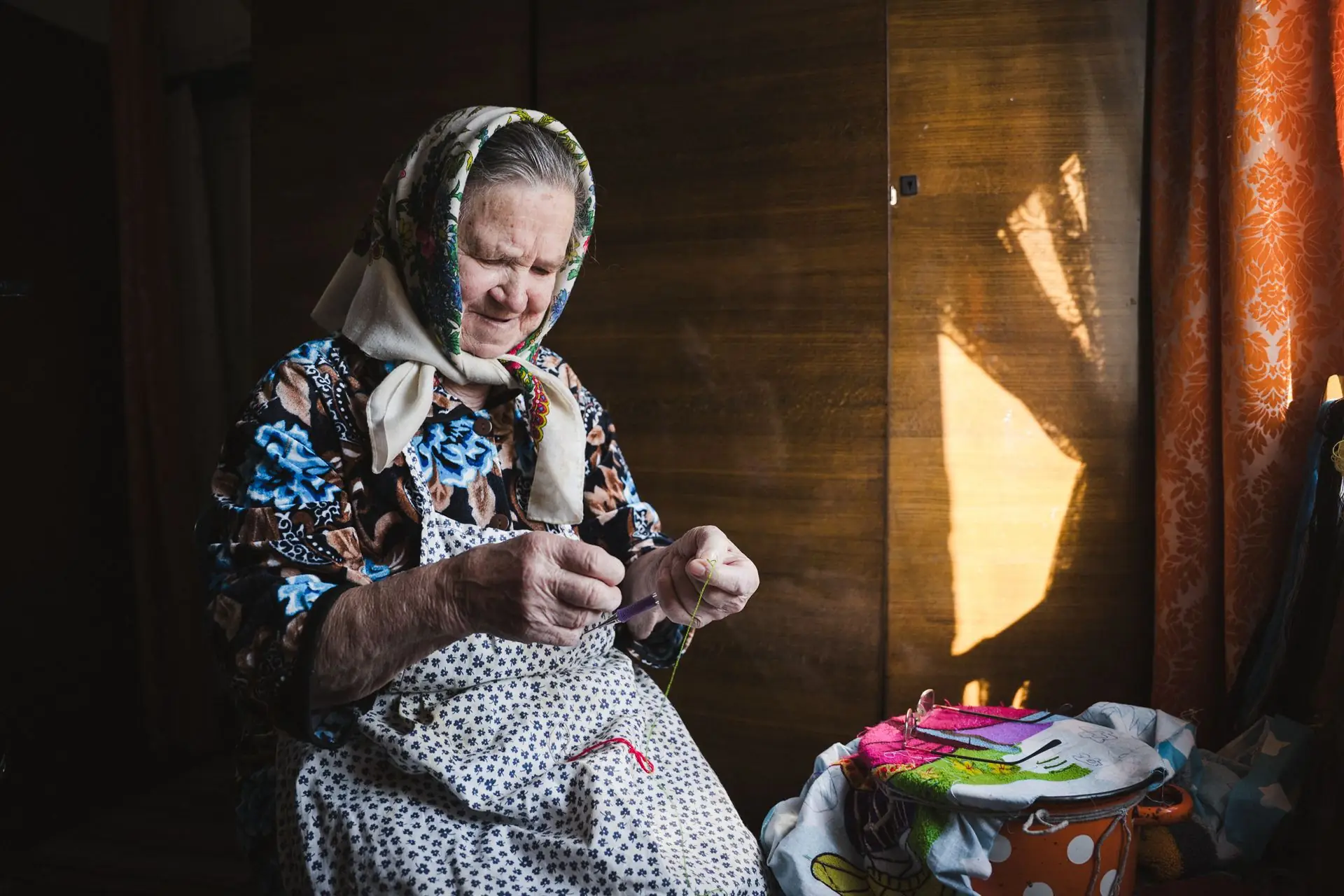 Бабуся вишиває на Сумщині