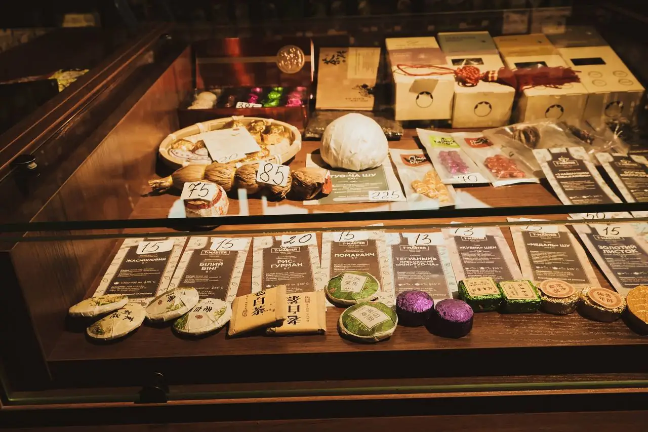 Крамниця з китайським чаєм та солодощами