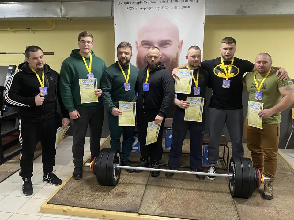 Учасники чемпіонату з жиму штанги