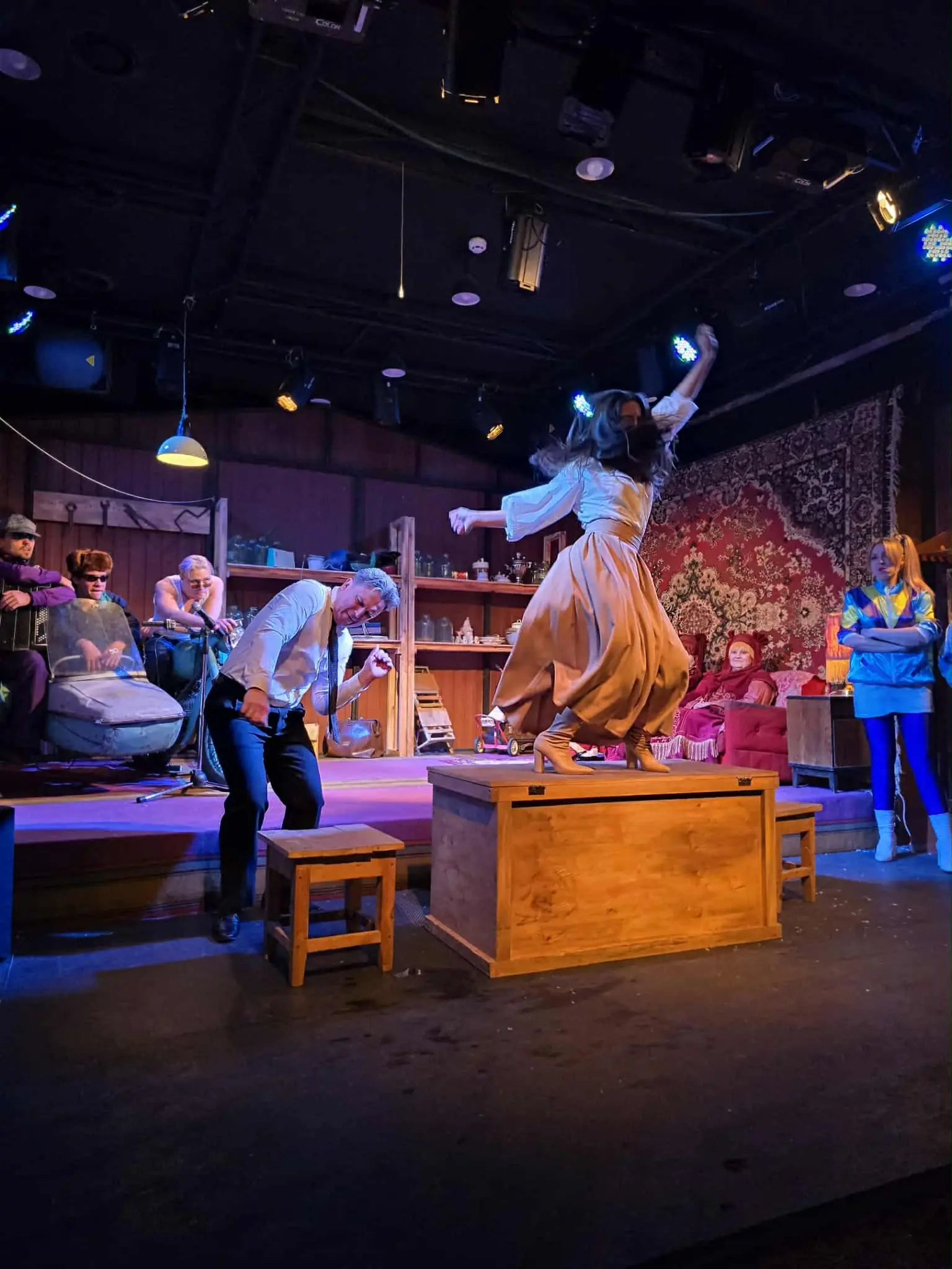 Під час вистави Сумського театру імені Щепкіна на гастролях