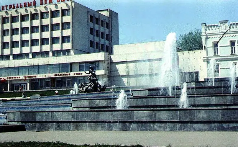 Біля Дому побуту побудували фонтан садко зі скульптурою.