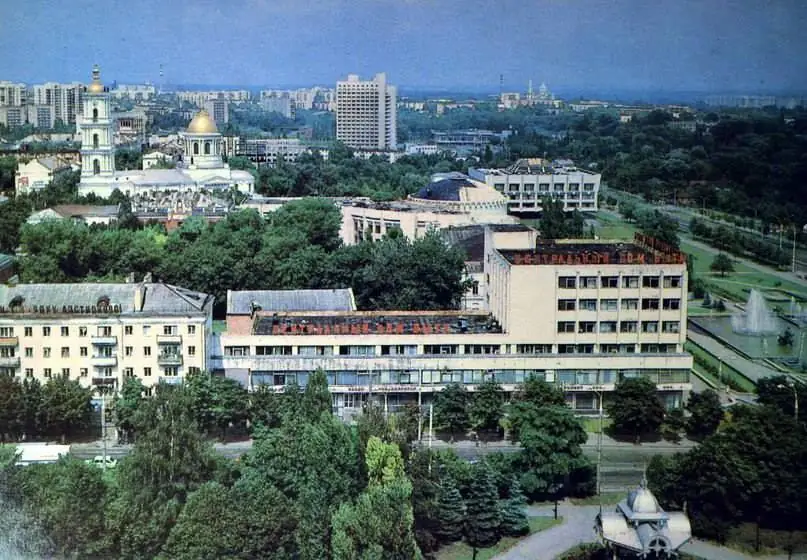 Центральний будинок побуту звели в середмісті Суум. Його оточують дерева та фонтани.