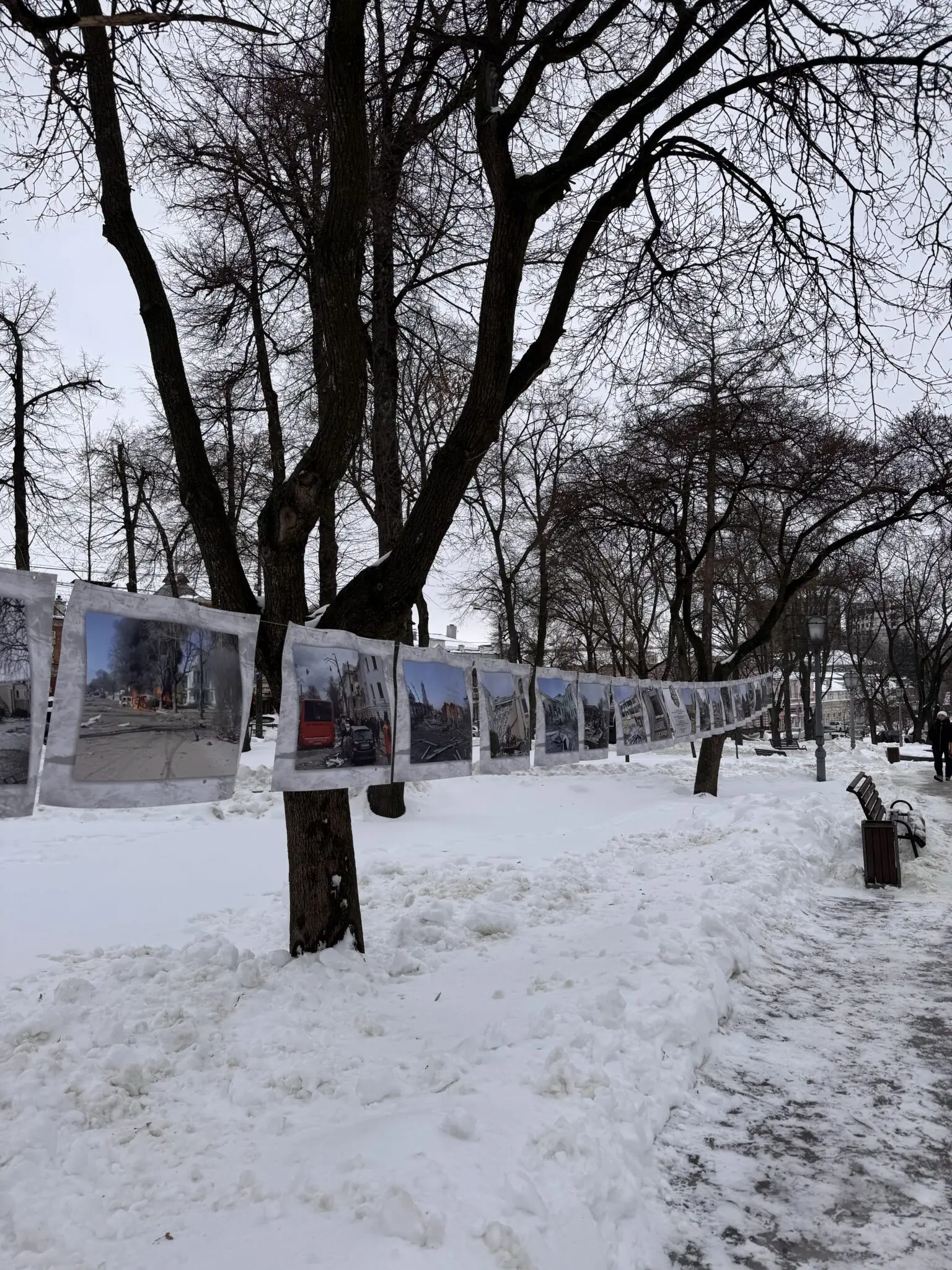 fotovystavka pro viynu v tsentri sum Фотовиставка про війну в центрі Сум