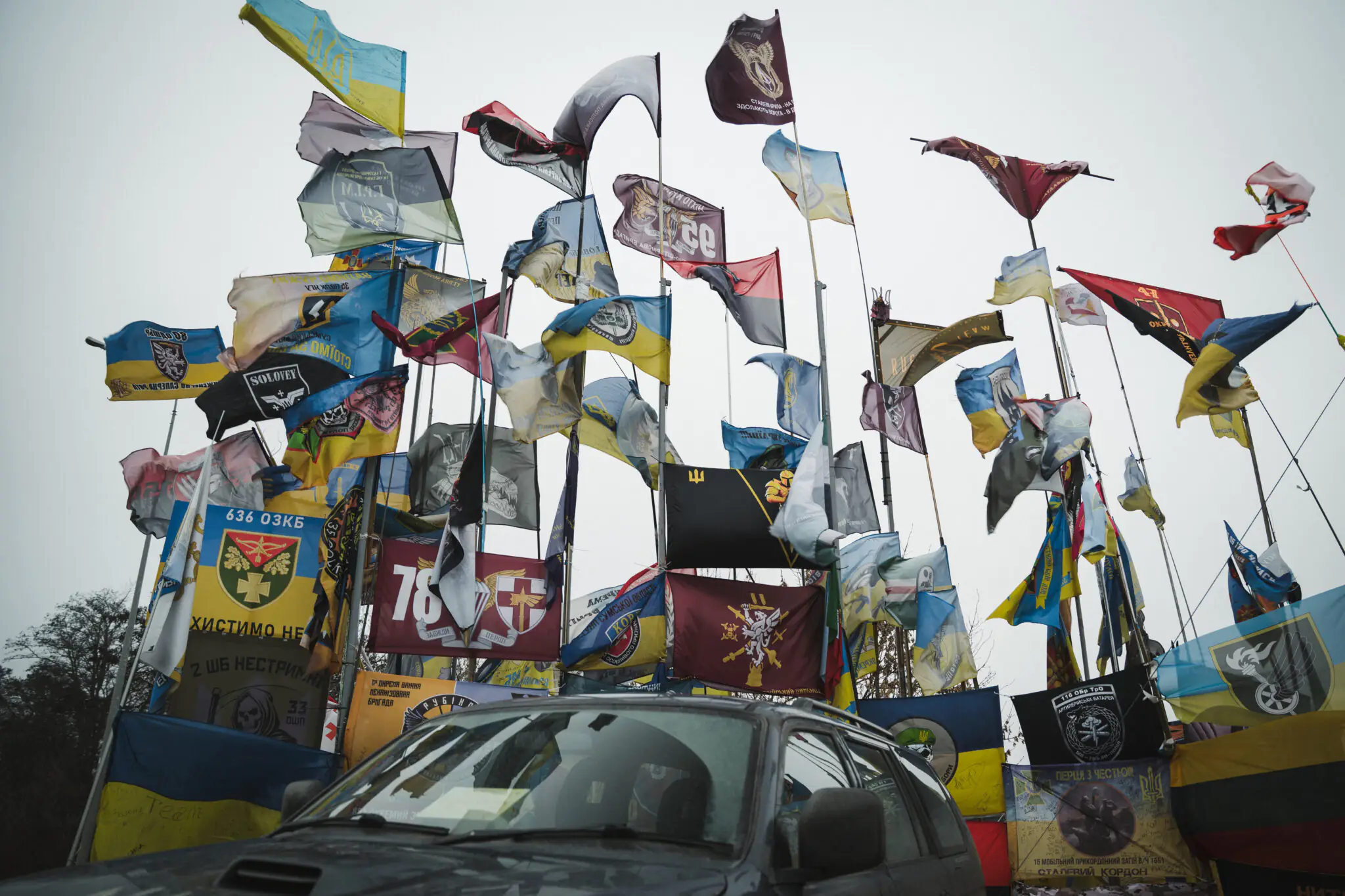 Стела з прапорами схожа на живий символ.