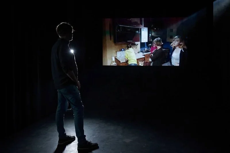 Кадр з фільму, на якому чоловік дивиться серіал.