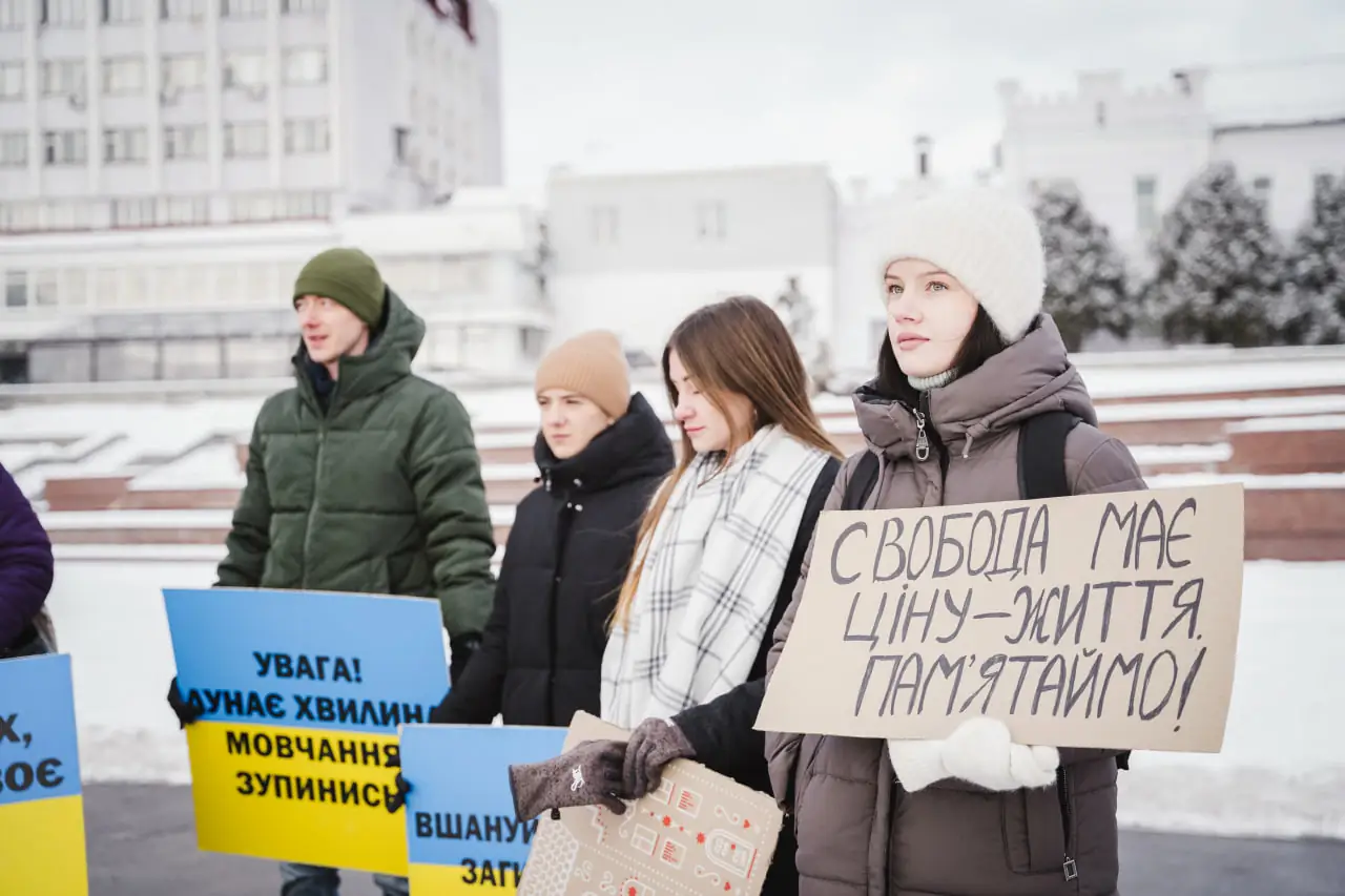 khvylyna movchannia Sumy 2 Сум'яни зупинилися на хвилину мовчання в центрі міста