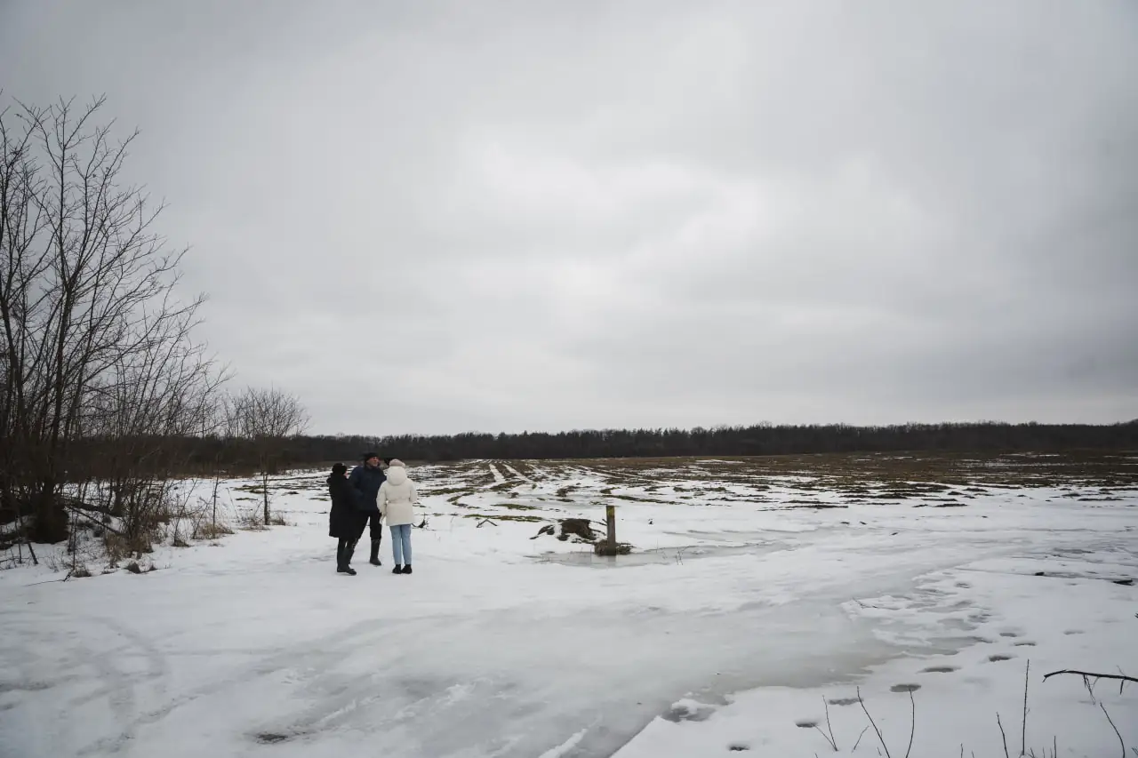 Жителі Новоселиці показують цвинтар на території села