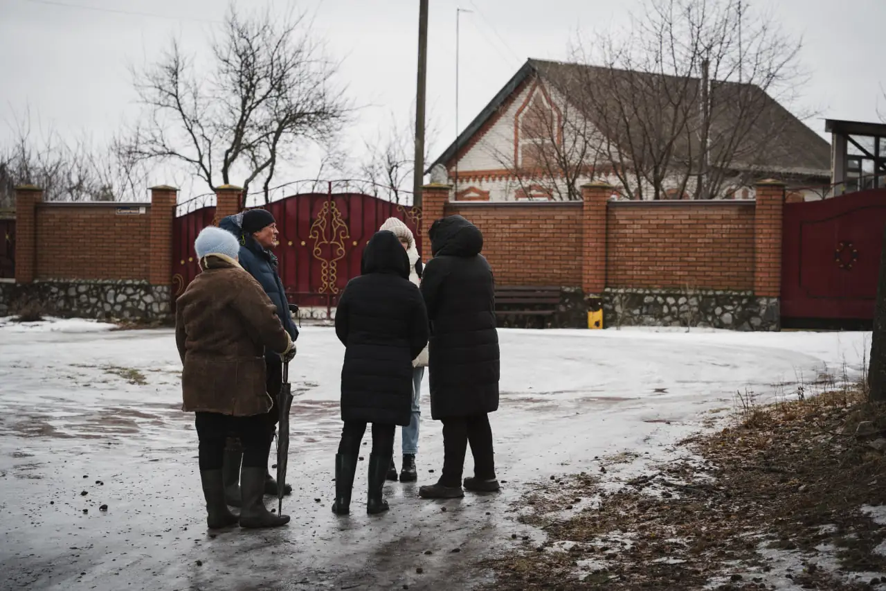 Жителі села у передмісті Сум стоять на вулиці