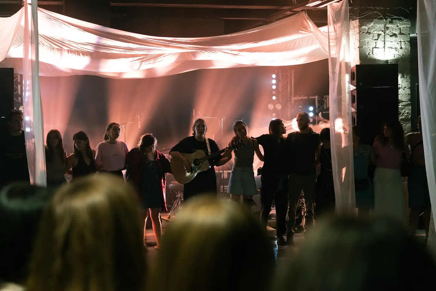 Гості зібралися на концерті, щоб вшанувати пам'ять Кості Юзвюка.