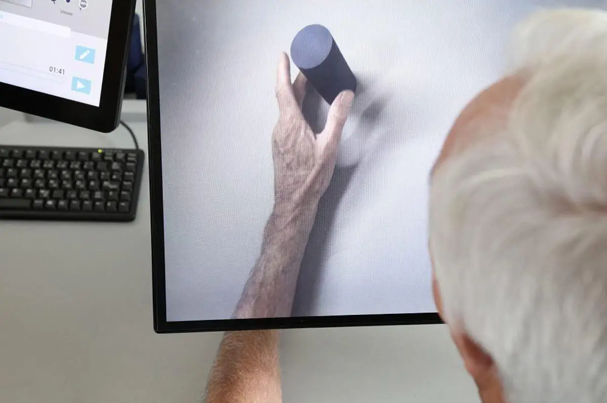 Чоловік захвачує колбу рукою