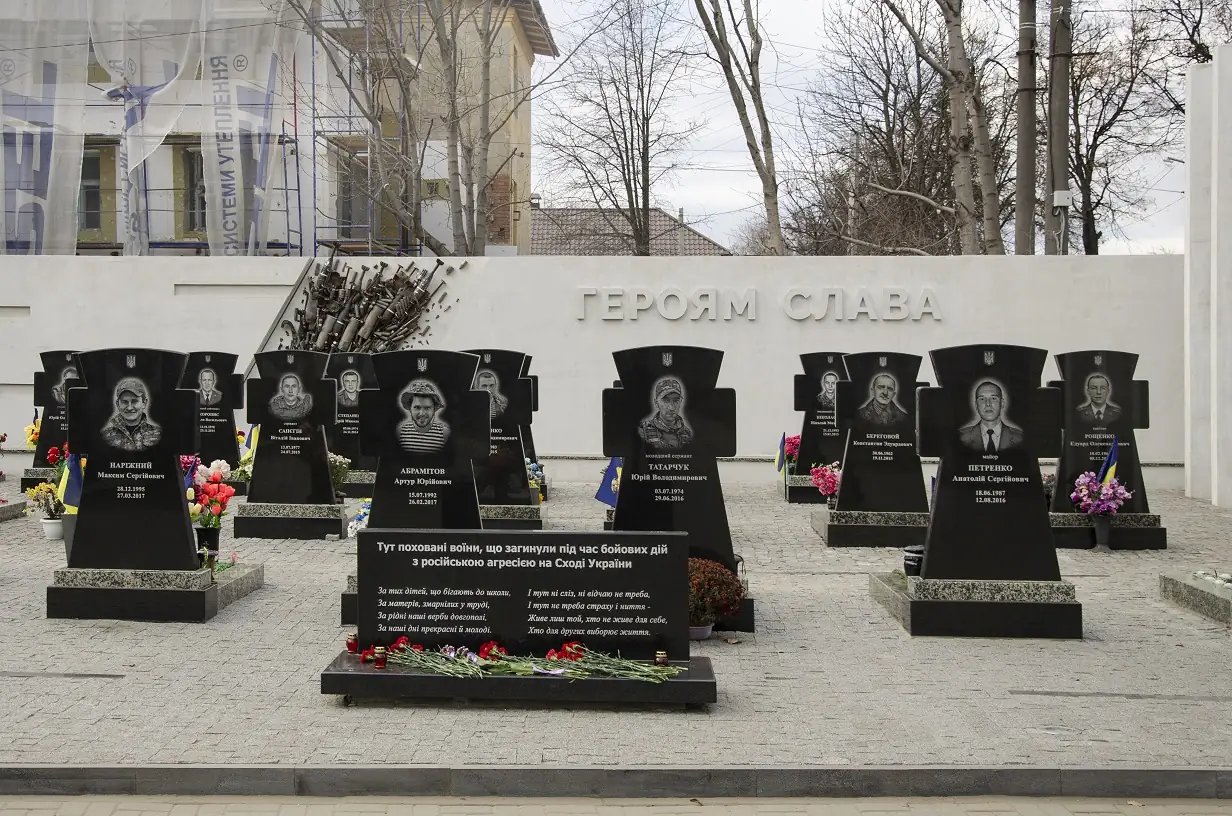 Алея слави воїнів АТО з пам'ятниками.