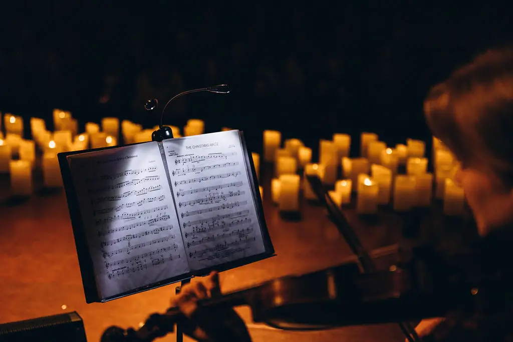 Музиканти виступають при свічках