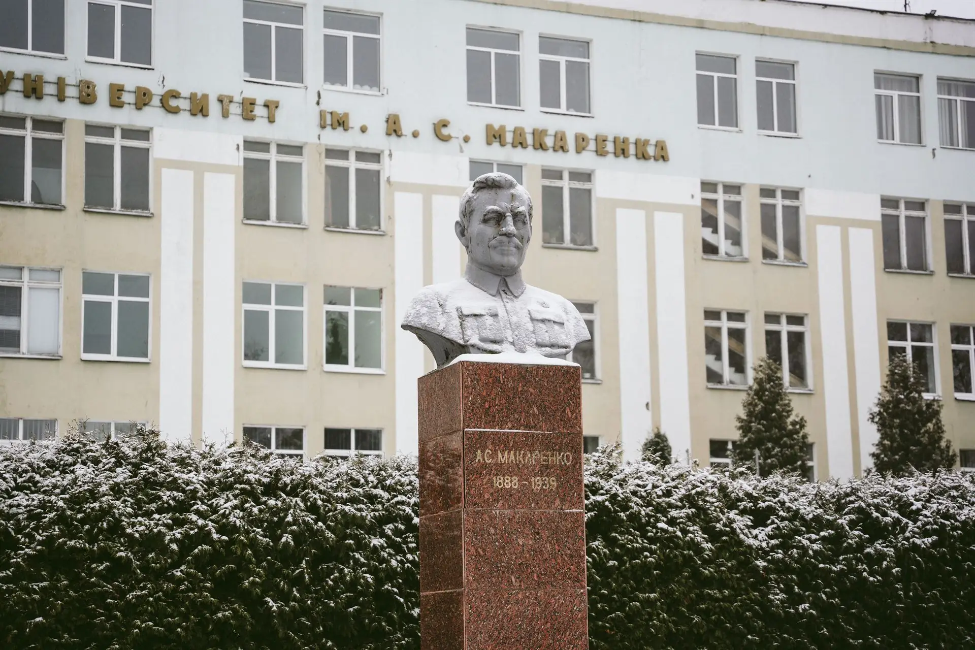 Пам'ятник Макаренку в Сумах