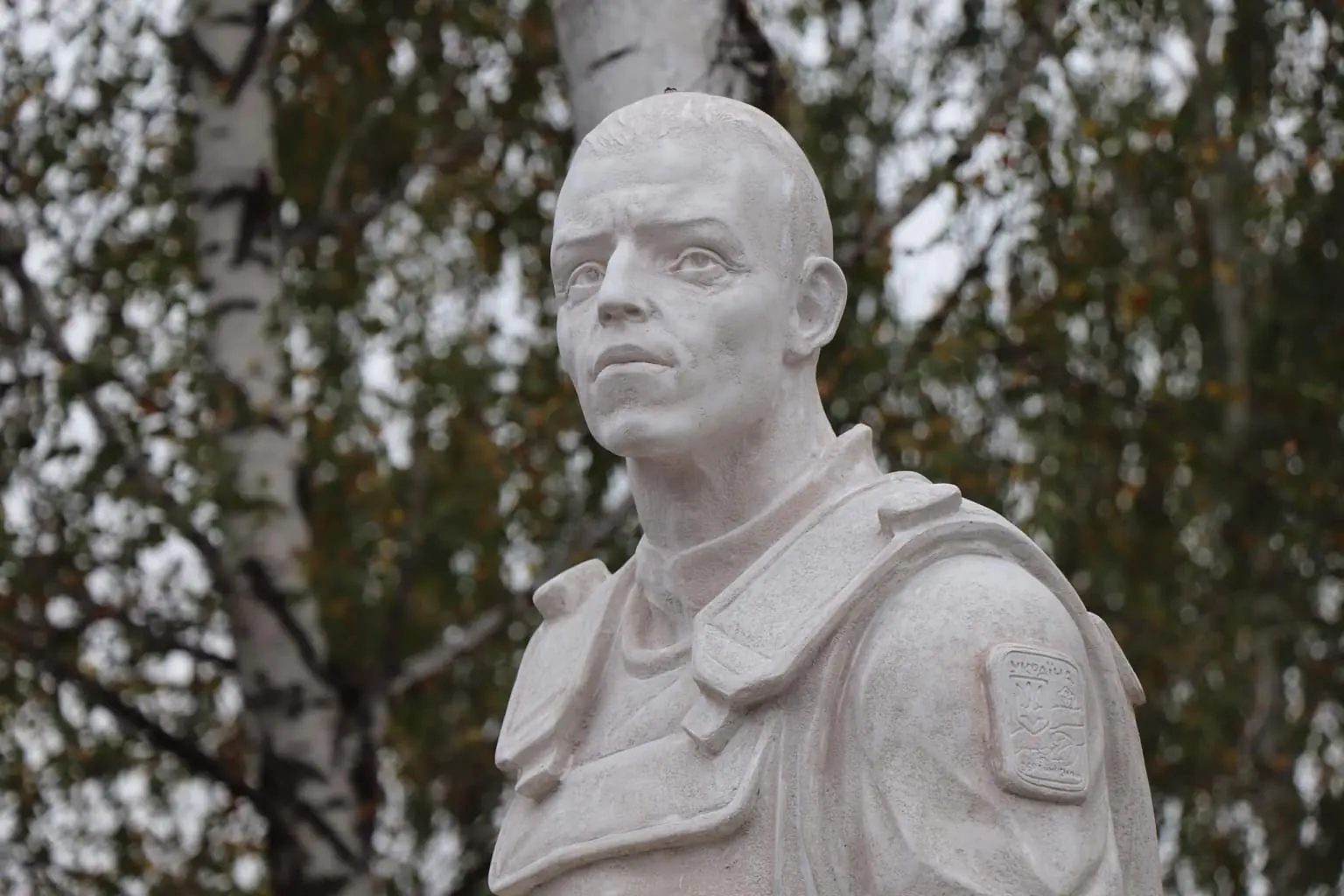 Бюст пам'ятника воїну АТО, на який одягнули бронежилет.