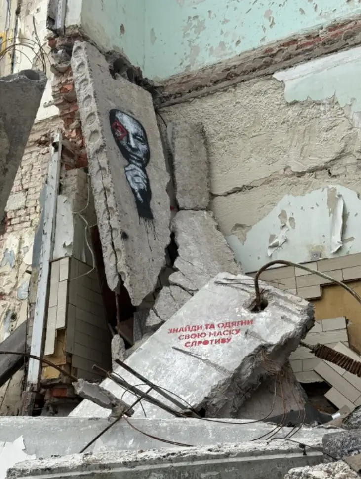 patriotychni mistsia v Sumakh 1 Стінопис від Руху опору на зруйнованому училищі в Сумах