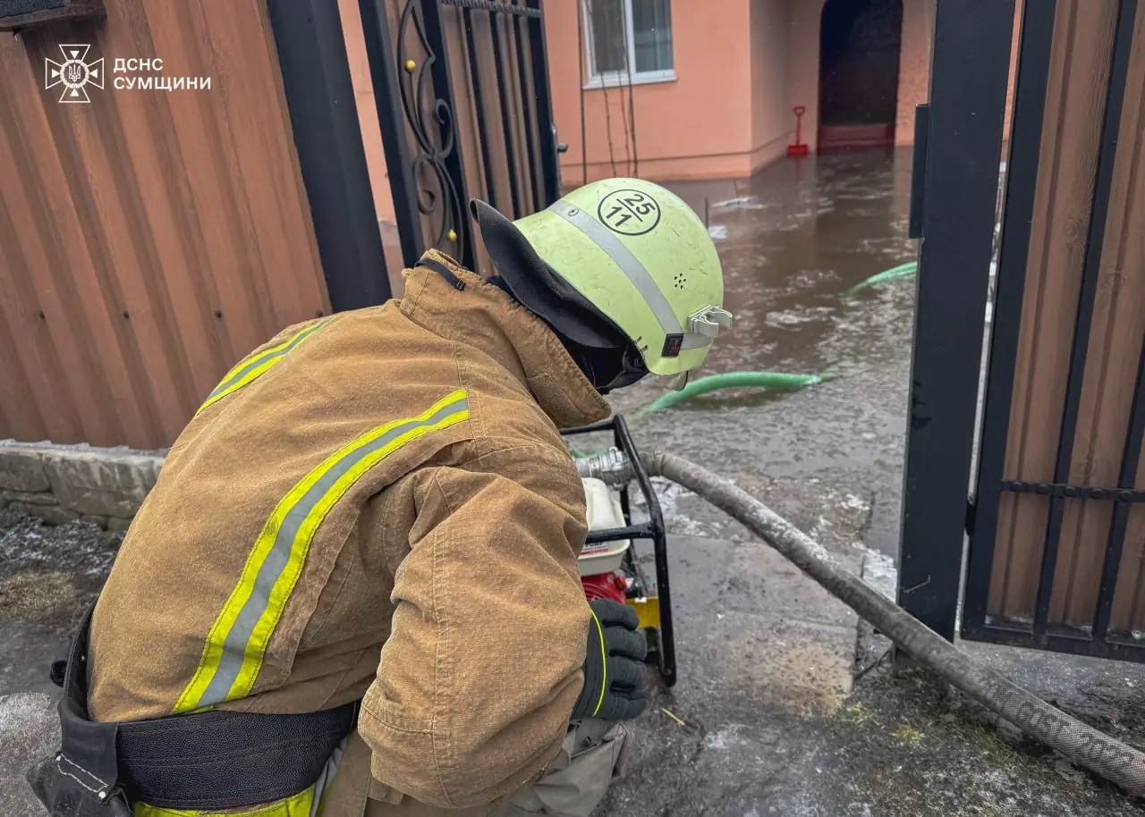 ДСНС відкачують воду з підтопленого дому на Сумщині