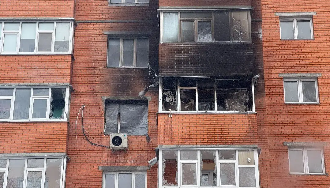 Пошкоджена багатоповерхівка в Сумах