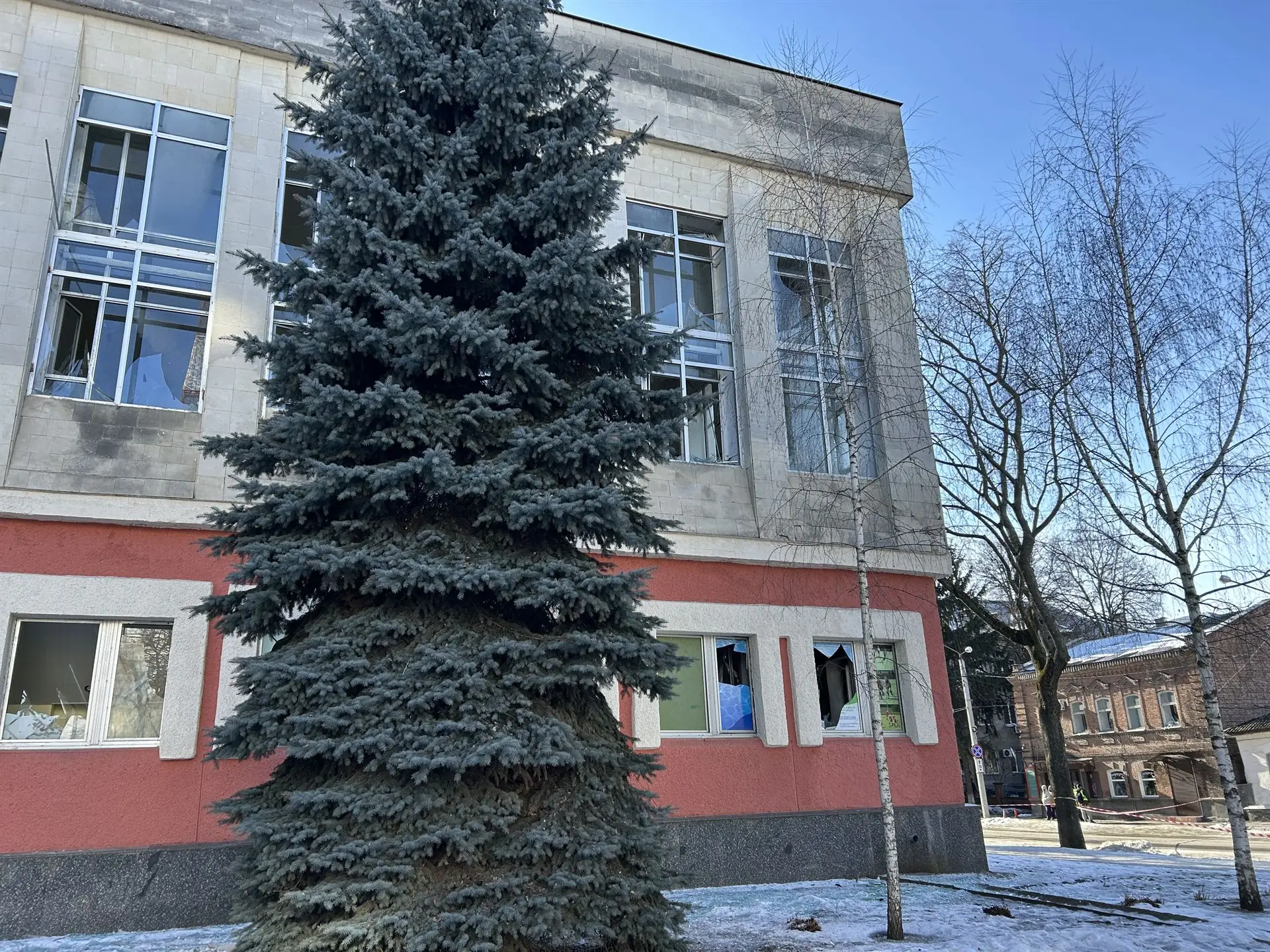 Пошкоджена будівля ФСТ Динамо  в Сумах