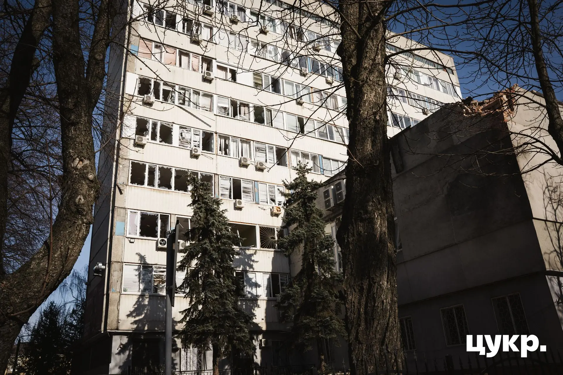 Пошкоджена будівля поліції в Сумах