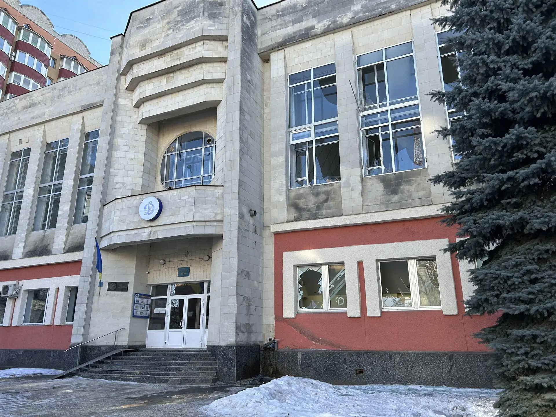 Пошкоджена будівля сумського ФСТ Динамо 