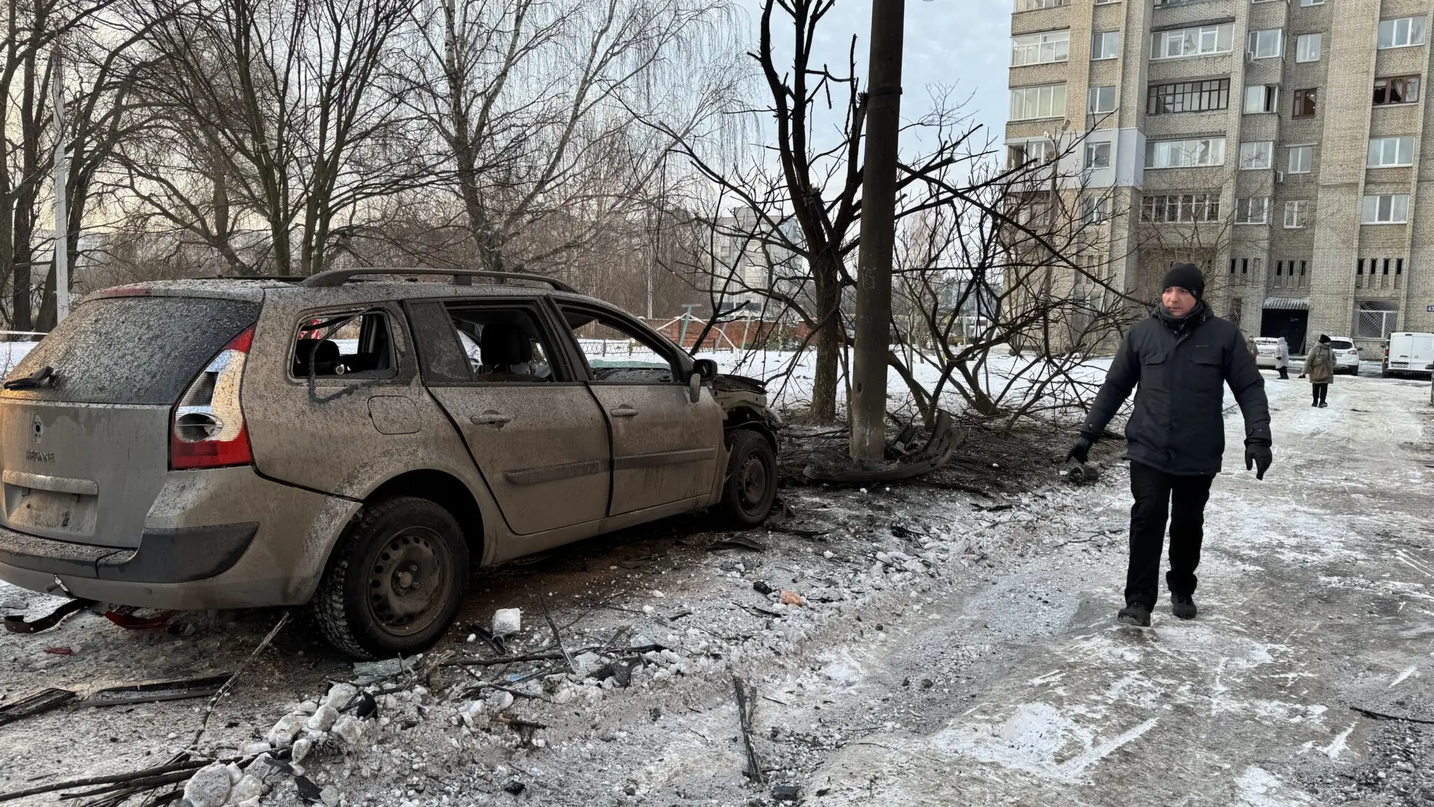 Пошкоджена машина внаслідок обстрілу в Сумах
