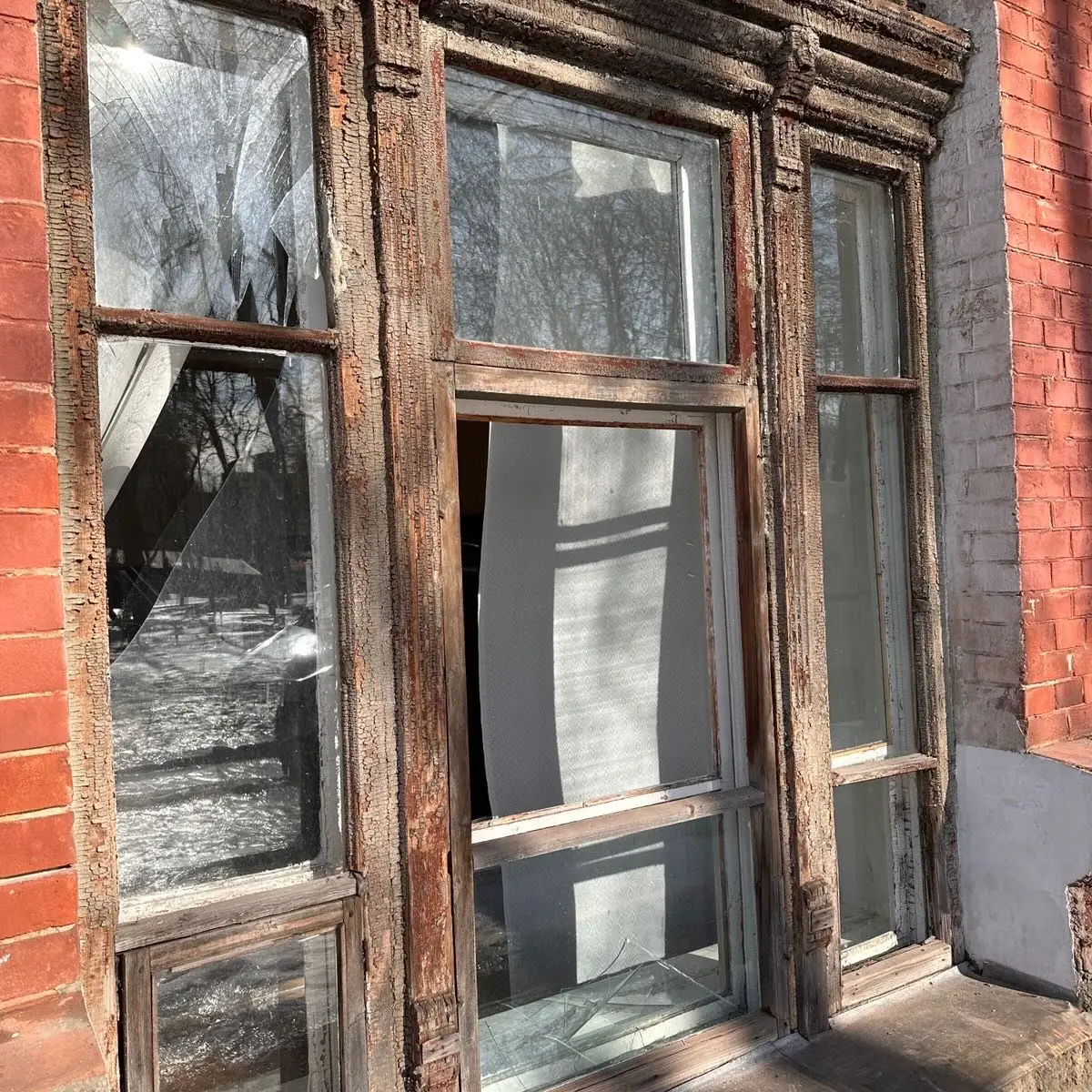 poshkodzhene vikno v komertsiynomy banku v sumakh Пошкоджене вікно в Комерційному банку в Сумах