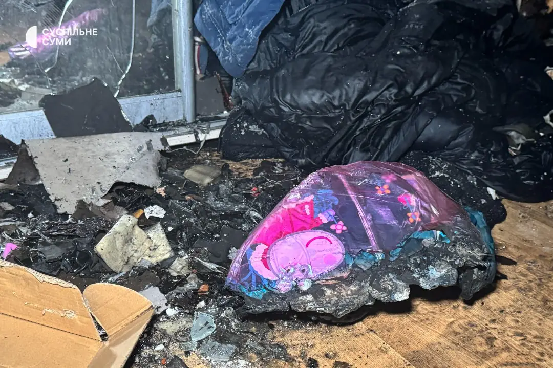 Пошкоджені дитячі речі у квартирі в Сумах 