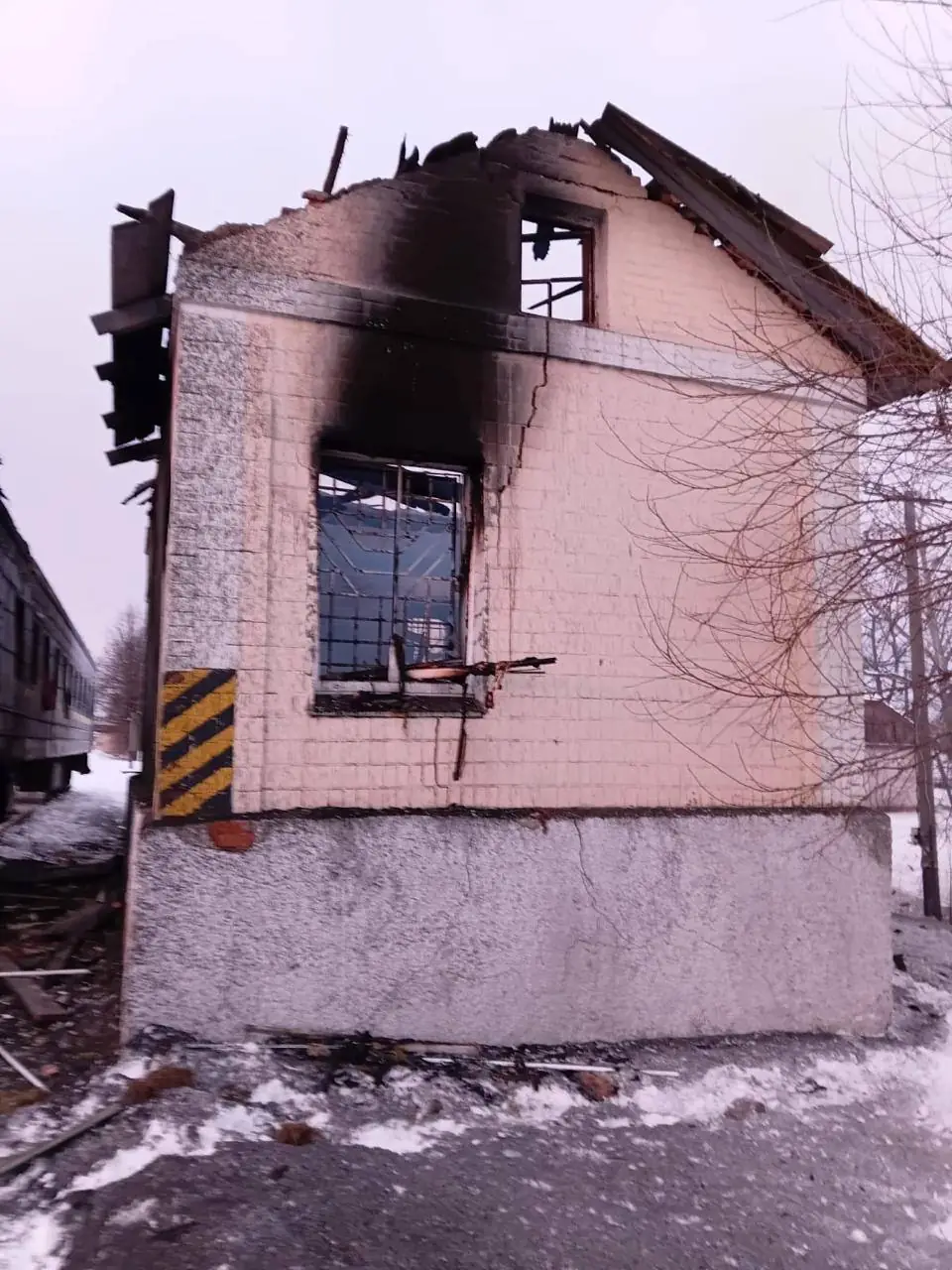 Пошкоджений будинок на залізничному вокзалі на Сумщині 