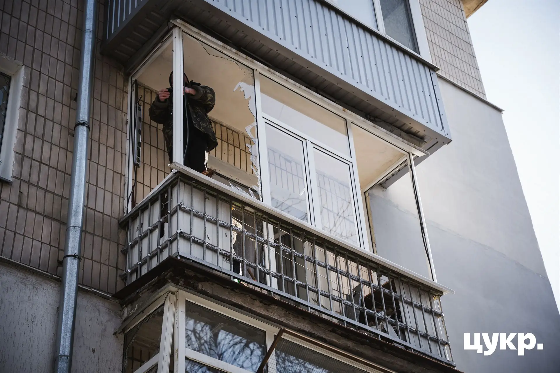 Пошкоджений будинок внаслідок атаки на Суми