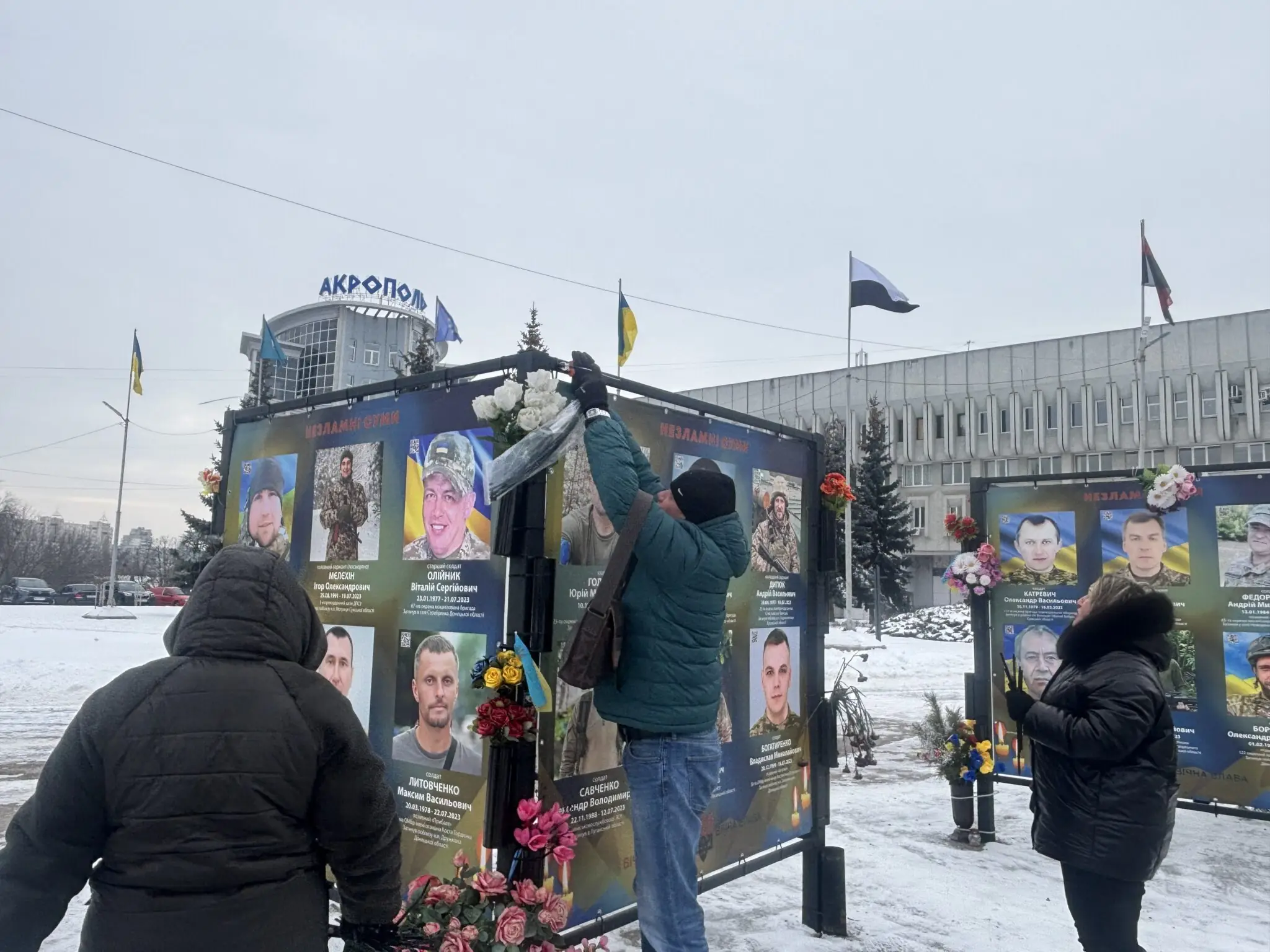 Представники Центру УБД ремонтують Алею пам'яті в Сумах 