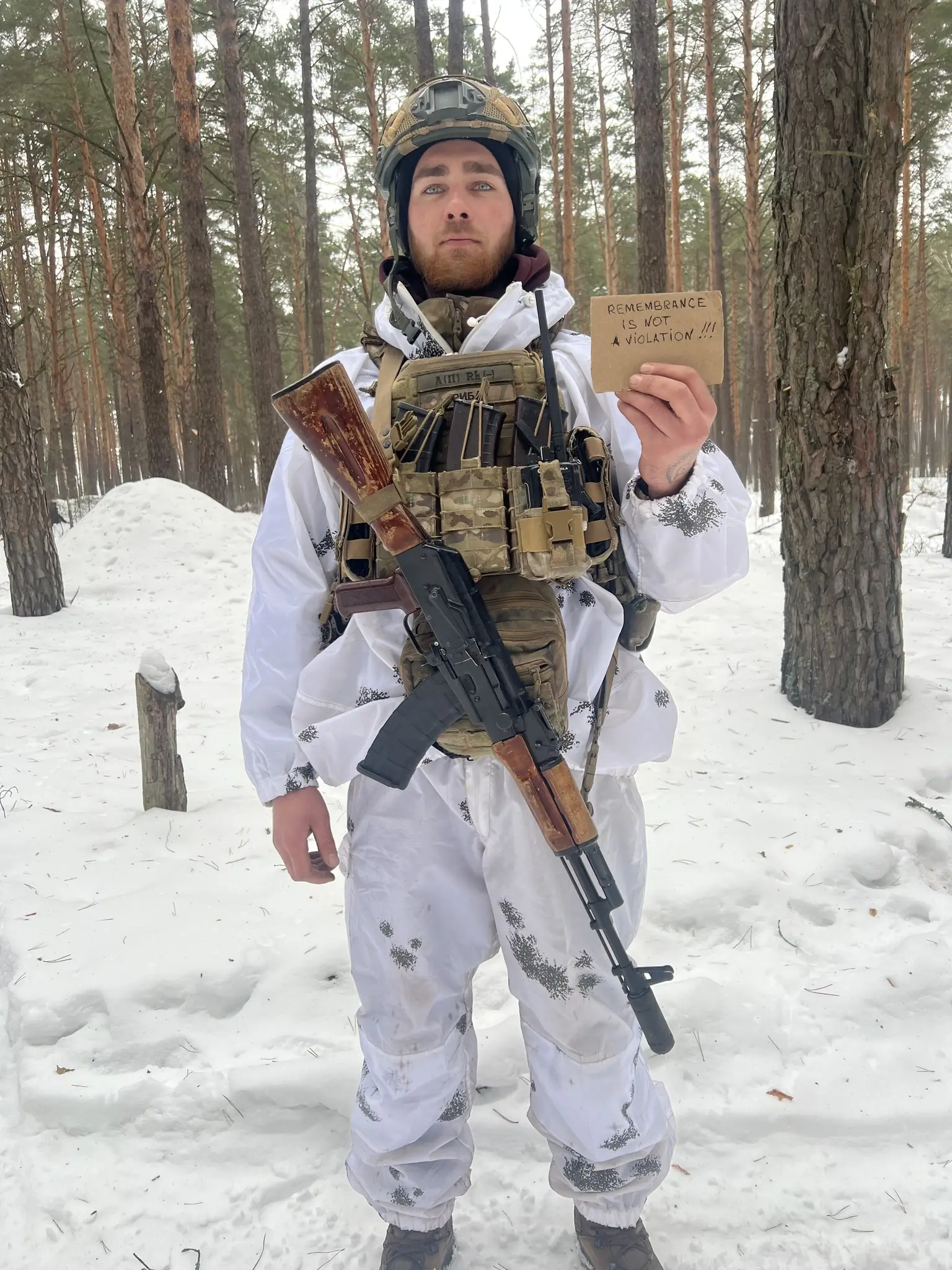 prykordonnyk zi stalevoho kordonu z napysom pamiat ne porushennia Прикордонник зі сталевого кордону з написом на аркуші в руках пам'ять не порушення