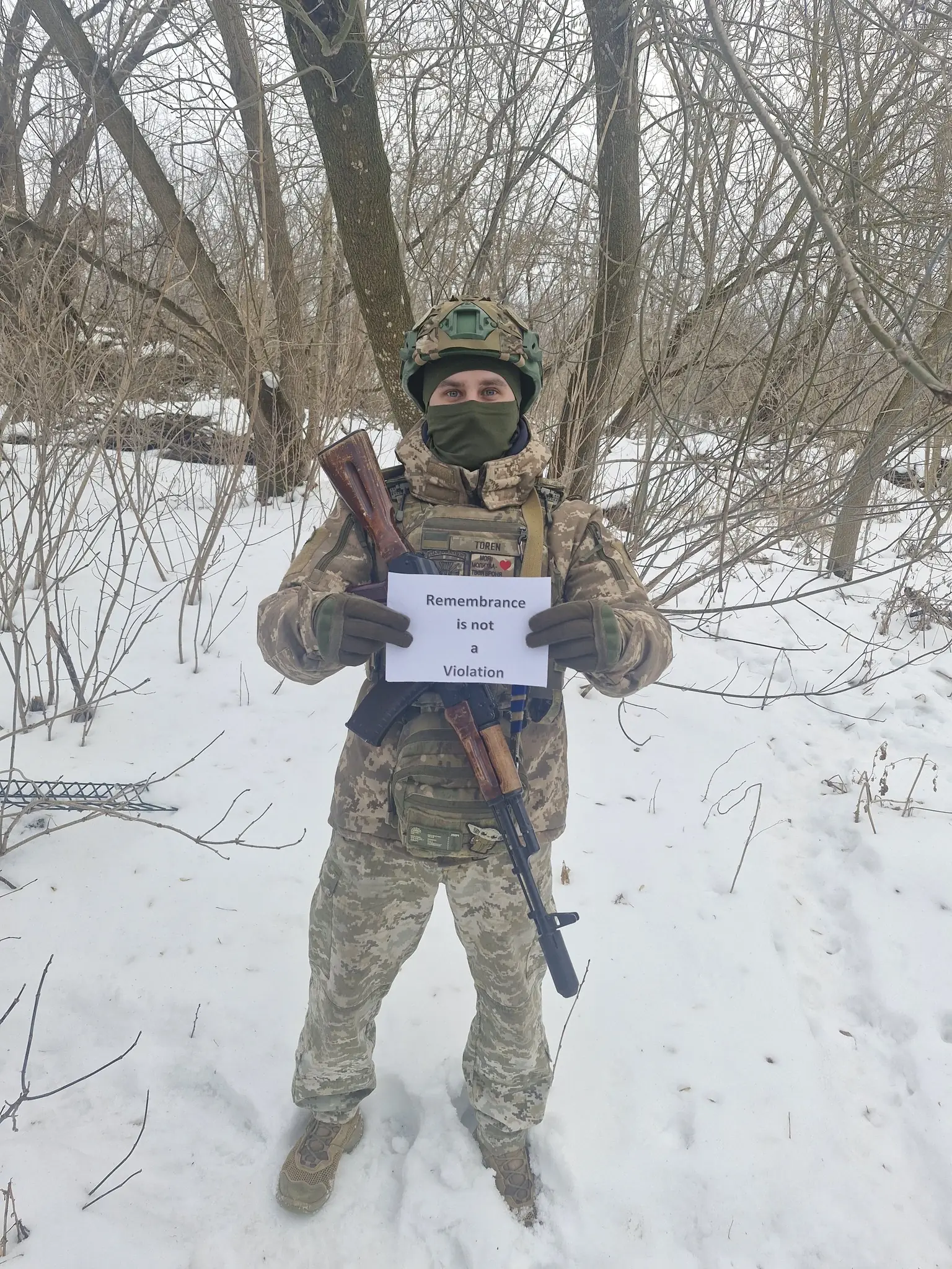 prykordonnyk zi stalevoho kordonu z napysom remembrance is not a violation прикордонник зі сталевого кордону з написом пам'ять це не порушення на підтримку гераскевича