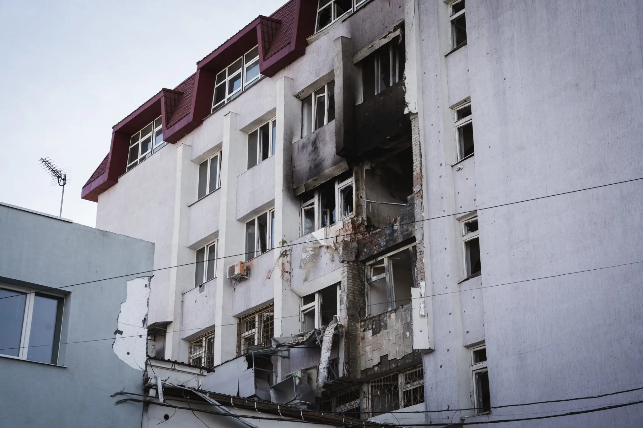 Задня частина будинку понівечена.