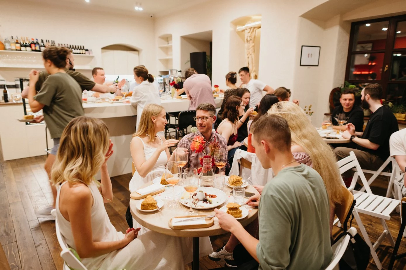 У кафе зібралося чимало людей.