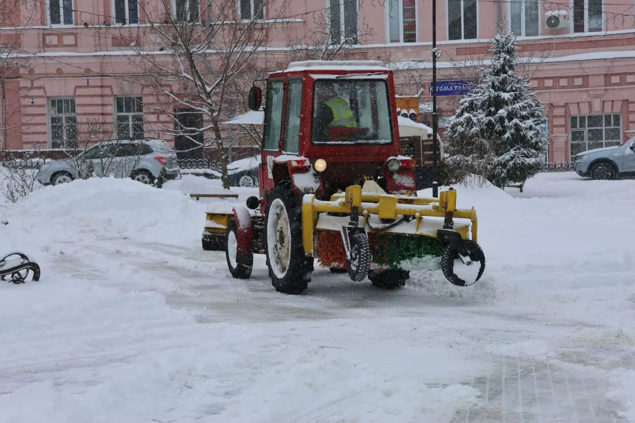 трактор чистить дорогу в Сумах